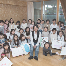 【河村氏を囲んでの記念撮影】