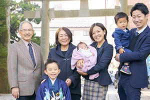 【お宮参り】赤ちゃんは誰が抱く?参加者は?現代のお宮参り事情について