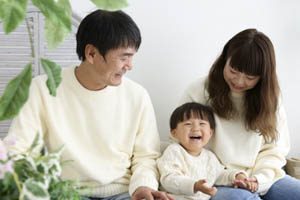 ナチュラルな雰囲気の1歳バースデーフォトを撮影するには?衣装・撮り方など