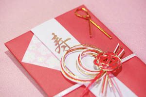 還暦祝いでもらって嬉しかったものは?人気の贈り物を紹介